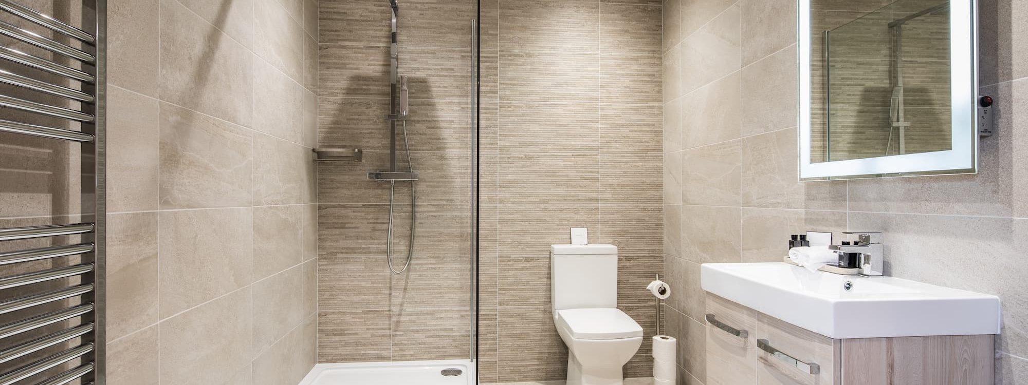 SALLE_DE_BAIN_MODERNE 2000X750 | HD Energy Quelles sont les tendances actuelles en matière de design pour une salle de bain moderne et fonctionnelle ? Wittelsheim