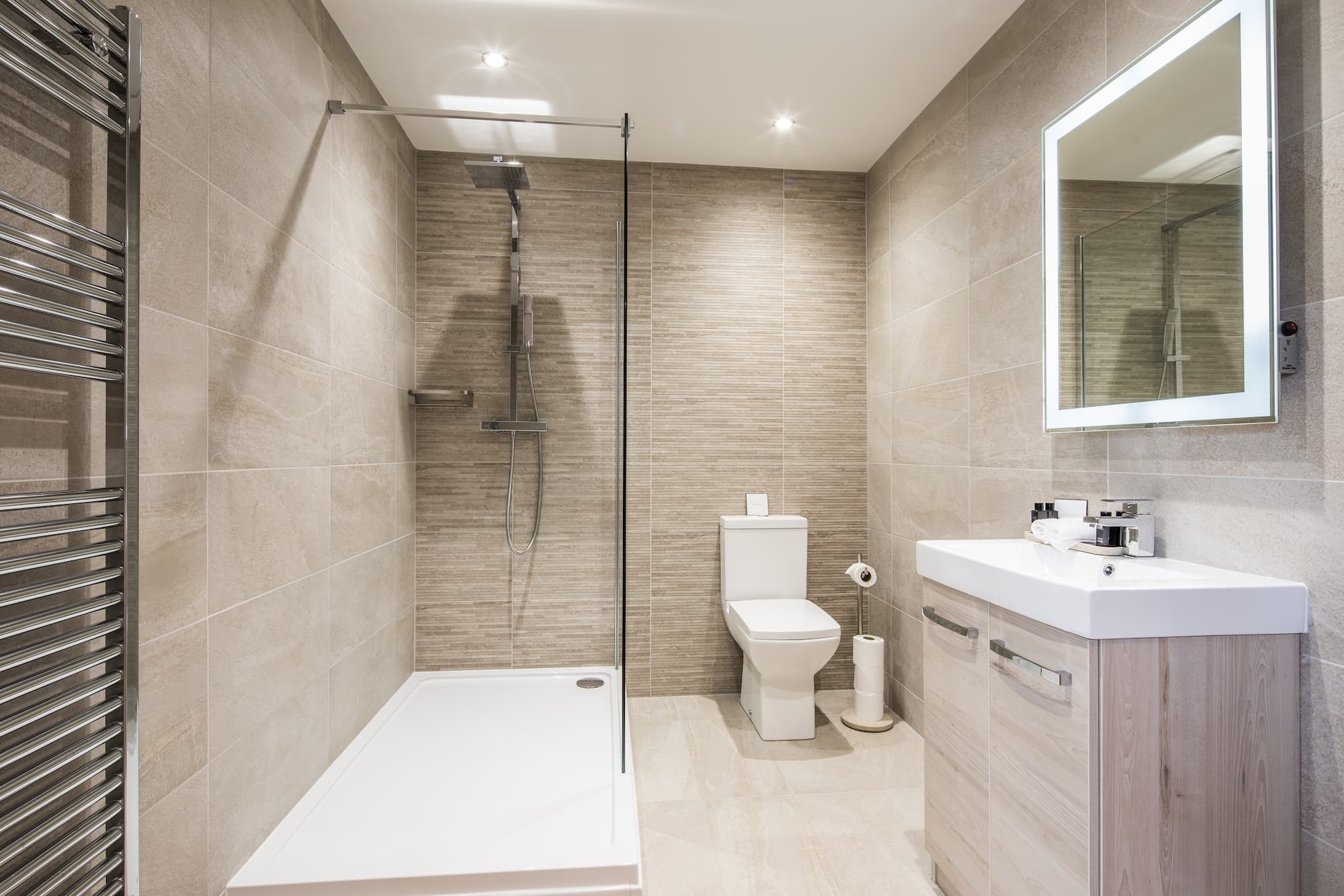 SALLE_DE_BAIN_MODERNE | HD Energy Quelles sont les tendances actuelles en matière de design pour une salle de bain moderne et fonctionnelle ? Wittelsheim 0